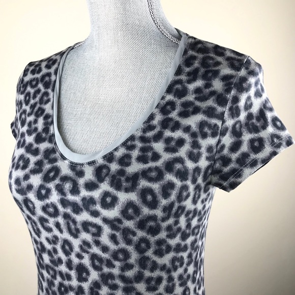 Banana Republic Grey Jaguar Print V-Neck T-Shirt - Picture 4 of 7